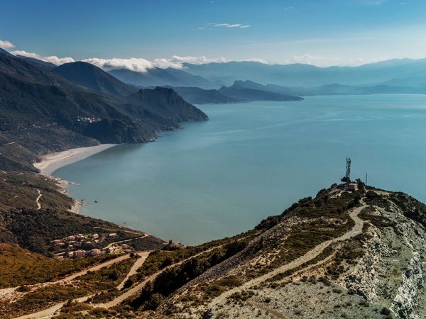 Choisir un camping en Corse pour la famille : les critères à considérer